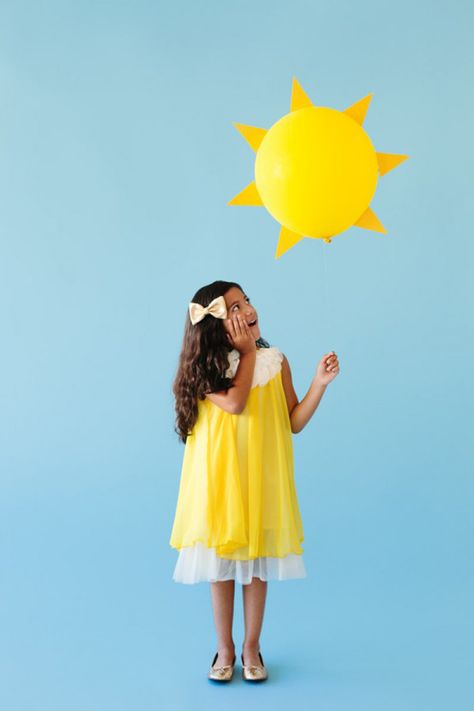 Ray of Sunshine Costume Vampire Costume Diy, Balloon Halloween, Pirate Costume Diy, Halloween Costumes Diy Couples, Diy Couples Costumes, Funny Couple Halloween Costumes, Diy Costumes Women, Easy Diy Costumes