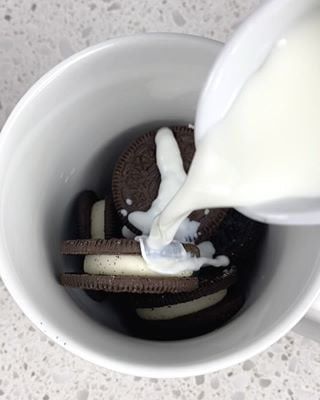 All You Need Is Milk and Crushed Oreos to Make TikTok's Favorite Microwave Mug Cake Lava Mug Cake, Oreo Mug, Cake Microwave, Microwave Mug Cake, Microwave Mug, Oreo Dessert Recipes, Famous Desserts, Golden Oreo, Microwave Cake