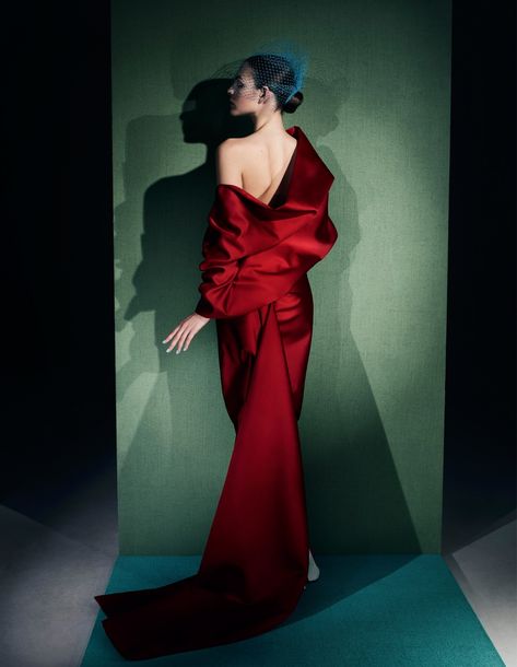 Fashion Photography Editorial Vogue, Vittoria Ceretti, Mode Editorials, Robert Mapplethorpe, Vogue China, Long Red Dress, Fashion Fail, Couture Mode, Vogue Japan