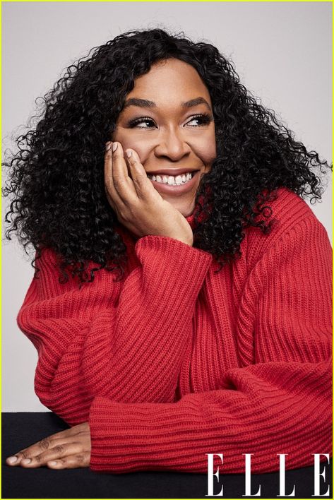 Shonda Rhimes Compares Her Netflix Deal to Christmas! Its November, Mummy Birthday, Artist Portraits, Magazine Photos, Black Leaders, Shonda Rhimes, Black Femininity, Elle Magazine, Christmas Photo