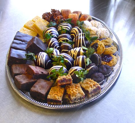 Mexican Desserts For A Crowd, Easy Mini Desserts Recipes, Food Display Table, Mexican Desserts, Mini Dessert Recipes, Dessert Platter, Catering Desserts, Dessert Tray, Mexican Dessert