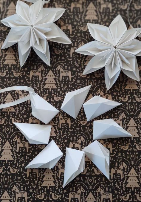 Christmas Origami Decorations, Folded Paper Ornaments, Origami Christmas Star, Origami Insects, Folded Paper Flowers, Origami Decor, Origami Christmas Ornament, Easy Origami Flower, Star Origami