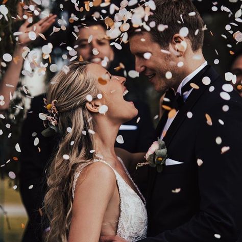 Confetti Wedding Photo, Confetti Wedding Exit, Sky Lantern, Confetti Cannon, Confetti Photos, Wedding Exits, Wedding Picture Poses, Wedding Confetti, Wedding Goals