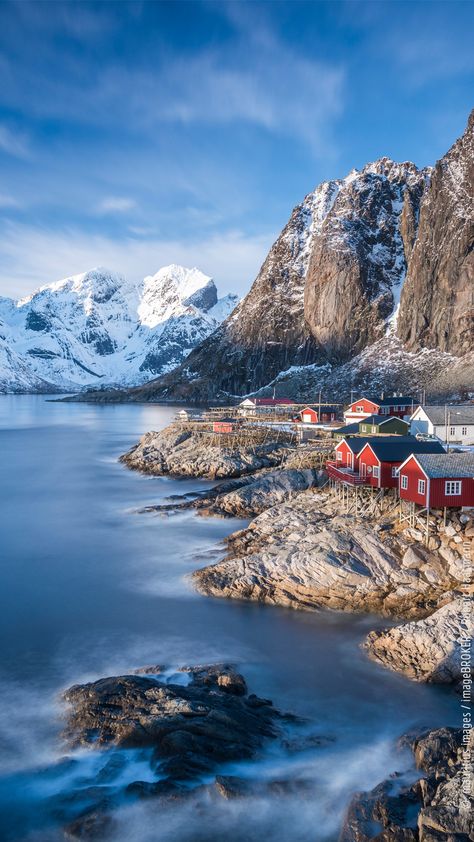 Lofoten, Norwegen. Der "Luchsfuß", wie die Inselgruppe übersetzt heißt, liegt vor der Nordküste Norwegens und umfasst rund 80 Inseln. Liebliche Buchten, die sich zwischen kargen Klippen plötzlich auftun, bunte Fischerhäuser, die sich auf felsigen Inselchen verstreuen und die wilde Schönheit Norwegens machen die Lofoten zu einem Touristenmagneten. Beautiful Norway, Visit Norway, Norway Travel, Alam Yang Indah, Beautiful Places In The World, Train Travel, Beautiful Places To Travel, Best Places To Travel, Scandinavia