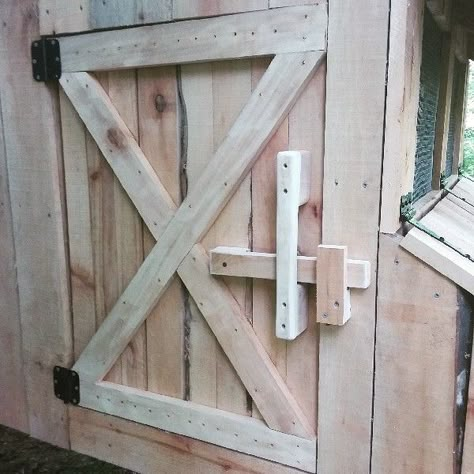 Ideas For Chicken Coop, Chicken Coop Doors, Hen House Ideas, Chicken Coops Ideas, Organic Chicken Feed, Duck Houses, Chicken Coop Door, Ideas For Chicken, Coop Door