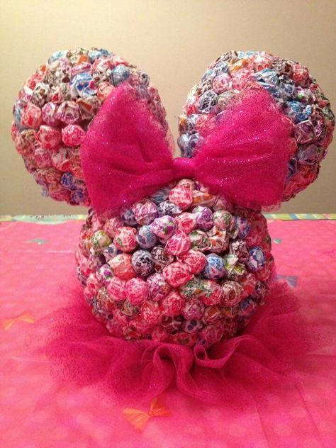 Minnie lollipop head. Made using three Styrofoam balls and dowels. Lollipop Birthday, Minnie Mouse Decorations, Minnie Mouse 1st Birthday, Minnie Mouse Baby Shower, Minnie Birthday Party, Minnie Mouse Theme, Birthday Centerpieces, Minnie Party, Baby Minnie Mouse