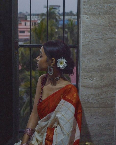 Vintage Indian Photoshoot, Bengali Girl Aesthetic, Vintage Saree Photoshoot, Saree Asthetics, Traditional Photoshoot Ideas, Jomidar Bari, Indian Asthetics, Photoshoot Saree, Bengali Aesthetic