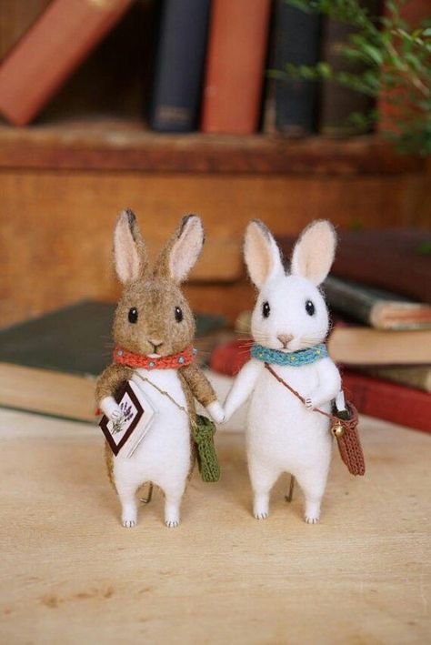 Needle Felted Rabbit, Felting Bunny, Needle Felt Bunny, Diy Bunnies, Felted Bunnies, Needle Felting Animals, Tovad Ull, Felted Bunny, Wool Animals