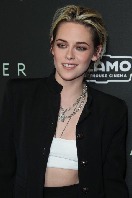 Kristen Stewart In Suit, Kristen Stewart Hairstyle, Kristen Stewart Suit, Women My Type, Celebrity Crush Woman, Kristen Stewart 2000s, Kristen Stewart Long Hair, Kirsten Stuart, Christen Stewart