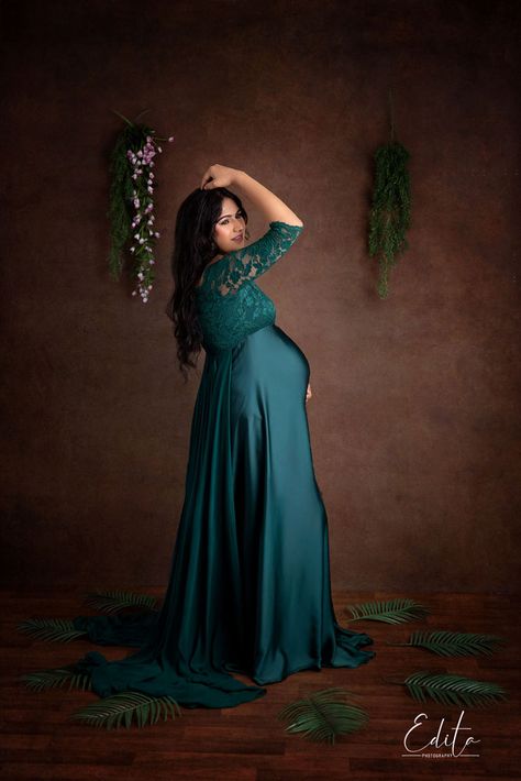 Gaun Design, Diy Maternity Gown, Indian Maternity Photos, Maternity Shoot Dresses, Couple Maternity Poses, Maternity Gown Photography, Indian Maternity, Maternity Shoot Outfit, Indoor Shoot