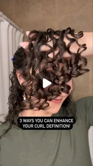 Curly Hair Inspo on Instagram: "3 ways to enhance your natural curl definition! By @laurenpiluso 1. Ribbon curl technique - definitely my go-to and most used technique to achieve definition & volume! It creates larger defined curl clumps that can be separated for volume 2. Rake & Shake - the perfect technique to achieve separated but defined curls giving volume and definition for days 3. Finger rolling - the most tedious of the three but the results never fail! My go-to for my face framing pieces Which curl definition method is your favorite! #curldefinition #curlyhairtips #longcurlyhair #cabellorizado #naturallycurlyhair" Natural Way To Curl Hair, Curling Hair Naturally, How To Improve Your Natural Curls, How To Fix Stringy Curls, How Can I Make My Hair Curly, Curly Hair Styling Techniques, Natural Curl Products, How To Get Curl Clumps, How To Fix Naturally Curly Hair