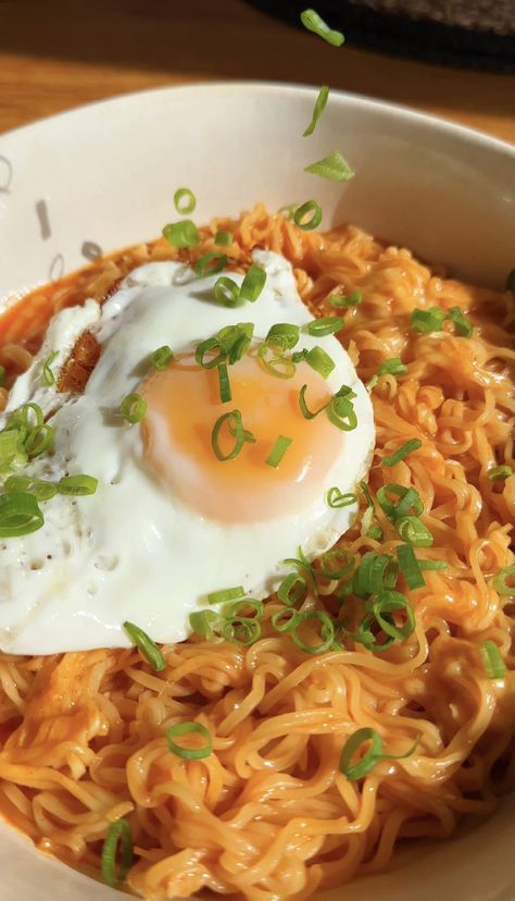 Essen, Spicy Foods Aesthetic, Ramen And Cheese, Rice Paper Ramen Rolls, Cup Of Noodles Recipes, Noddles Food Spicy, Cheese Noodles Recipes, Brothless Ramen, Creamy Spicy Ramen