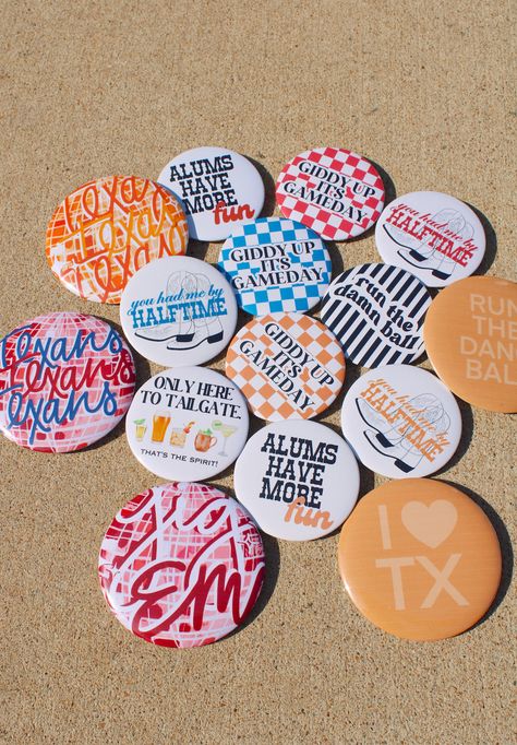 The cutest buttons for the perfect touch to your game day outfit! Ships immediately and the perfect addition :) Sorority Pins Football, Game Day Button Ideas, Gameday Pin Ideas, Gameday Buttons Sorority, Sorority Embroidery, Ut Outfits, College Buttons, Theta Merch, Gameday Pin