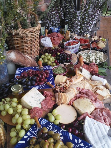 Italian Style Grazing Table for a country wedding by Grace My Table Italian Themed Grazing Table, Mexican Grazing Table Wedding, Italian Style Wedding Food, French Country Dinner Party, Italian Style Buffet, Italian Style Birthday Party, Italian Table Setting Tuscan Style, Italian Country Wedding, Elegant Grazing Table