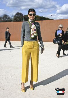 Giovanna Battaglia o Mustard Pants, Giovanna Battaglia, Street Style Parisian, Yellow Pants, Looks Street Style, Business Outfit, Gray Sweater, Inspired Outfits, 가을 패션