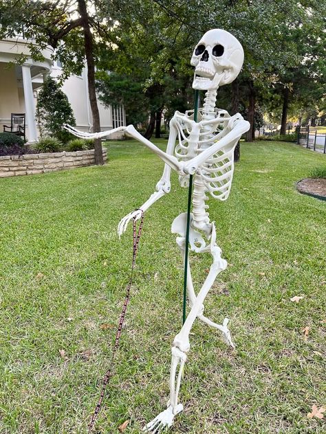 Halloween Front Yard Skeletons, Best Skeleton Displays, Skeleton In Front Yard, Ideas For Skeleton Decorations, Decorating Yard With Skeletons, How To Decorate A Skeleton For Halloween, How To Get Skeletons To Stand, Halloween Ideas With Skeletons, How To Prop Up A Skeleton