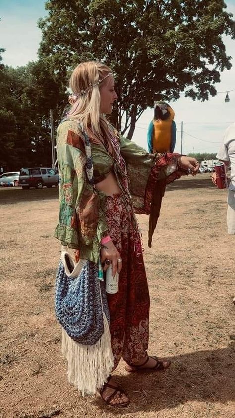 Boho Clothes Aesthetic, Southern Hippie Aesthetic, Wook Hippy, Boho Earthy Style, Hippie Lifestyle Aesthetic, Hippie Outfits Aesthetic, Hippie Pfp, Groupie Aesthetic, Boho Core