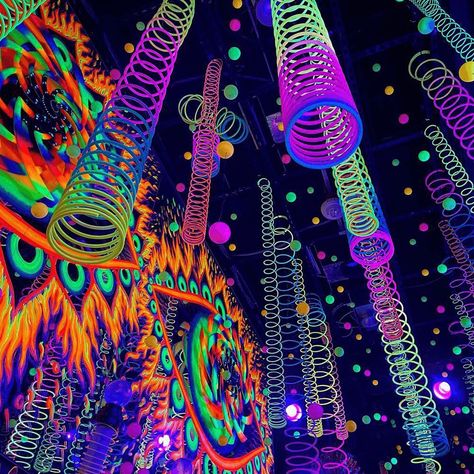 Neon Circus Aesthetic, Neon Carnival Aesthetic, Carnival Design Ideas, Creepy Funhouse, Carnival Concept Art, Funhouse Aesthetic, Neon Halloween Aesthetic, Neon Circus, Infinity Mirror Room