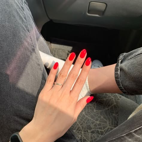 Pretty Dip Nail Ideas, Red Nails Almond Short, Orangey Red Nails, All Red Nails, Short Red Acrylic Nails, Short Red Nails, Winter Nail Art Designs, Red Gel Nails, Bright Red Nails