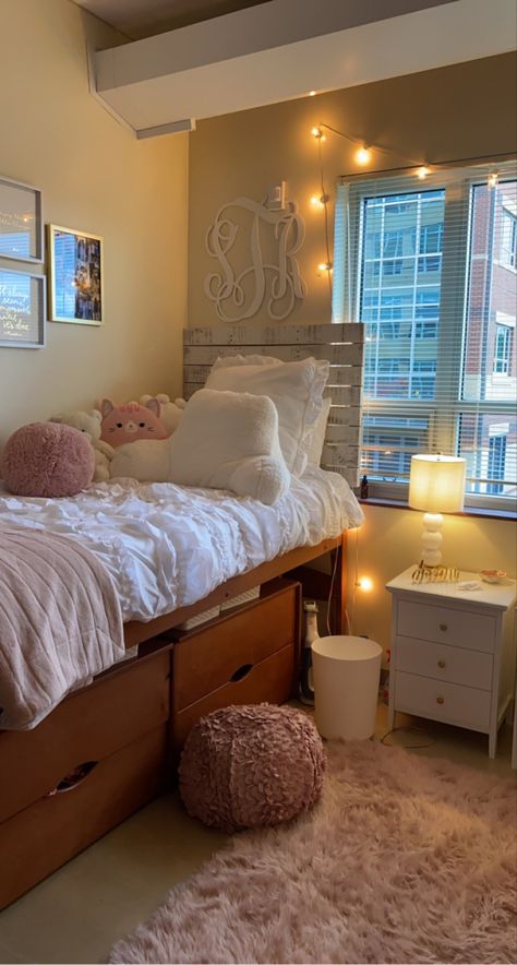 Pink White Grey Dorm Room, Brown And Pink Dorm Room, Double As A Single Dorm Room, Ucf Dorm Room Ideas, Clean Girl Dorm Room, Pink Dorm Bed, Dorm Room Ideas Layout, College Dorm Room Ideas Cozy, Pink Dorm Bedding