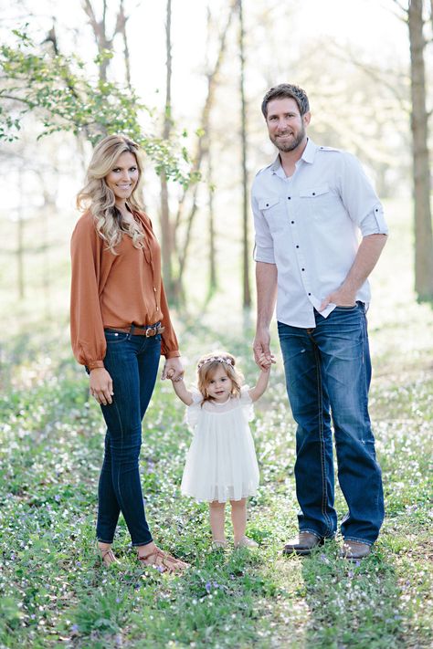 Subtle color takes the focus off of style.  The combinations here are nice and natural for those that want a more toned-down look. Poses Outdoor, Family Portrait Outfits, Summer Family Pictures, Foto Kids, Outfit Choices, Summer Family Photos, Family Picture Poses, Fall Family Pictures, Family Poses