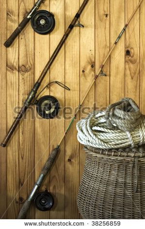 Antique fishing rods on a wooden wall with a wicker fishing basket and rope Fishing Pole Decor, Fishing Rod Display, Rustic Fishing Decor, Fish Decorations, Fishing Family, Cabin Accessories, Fishing Poles, Fishing Rod Storage, Fishing Basket