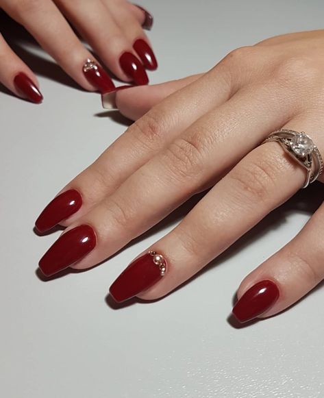 Red Nail Bride, Gel Nails For Indian Wedding, Bride With Red Nails, Red Nails With Gold Gems, Red Nail Designs With Gems, Red Bridal Nails Wedding, Dark Red Nails With Gems, Red Bridal Nails, Red Nails With Gems