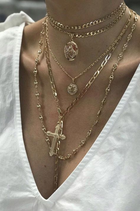 Layered jewelry, saint coin necklaces, cross necklace, cuban link choker, sahira jewelry design, kim kardashian style #personalizedjewelry Kalung Choker, Cuban Link Choker, Necklaces Cross, Vlasové Trendy, Kim Kardashian Style, Dope Jewelry, Kardashian Style, Jewelry Lookbook, Layered Jewelry