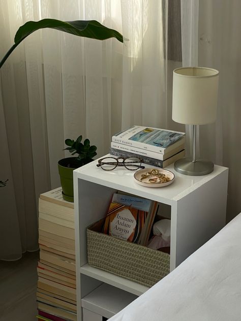 Bedside Table Ideas Decor, Bedside Table Ideas, Bedside Table Decor, White Room Decor, Cosy Room, Cozy Room Decor, Minimalist Room, Apartment Decor Inspiration, Room Decor Ideas