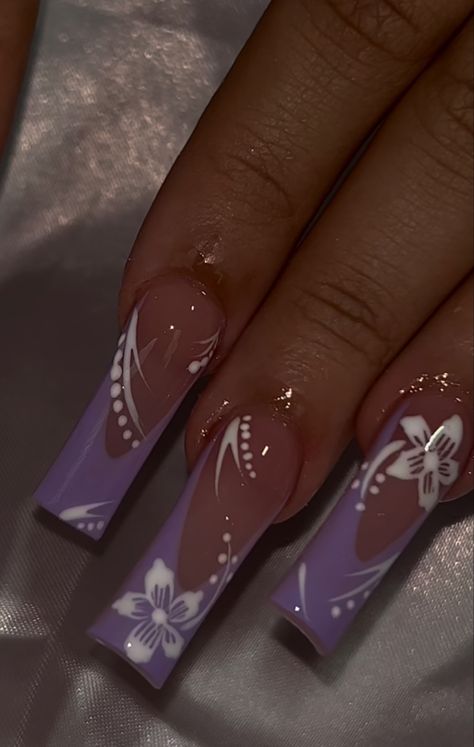 White N Purple Nails, Purple Prom Nail Designs, Purple Nails Ideas Simple, Purple Back To School Nails, Purple Nail With Flower, February Nails Purple, Blue Spring Acrylic Nails, Purple Latina Nails, Purple Nails With White Flowers