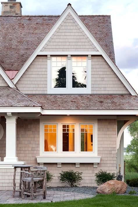 Classic East Coast Shingle Style Lakeside Cottage Grid Windows Exterior, Exterior Window Design, Shingle House Exterior, Exterior Ranch Homes, Green Exterior Paints, Exterior House Siding, Shingle House, Trim Paint, Home Styles Exterior