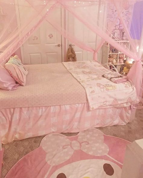 Teapot Clock(🫖⏰️) would have this room Cozy Room Aesthetic Pink, Dollete Room, Sanrio Bedroom, Sanrio Room, Kawaii Room Ideas, House Bedroom Ideas, Pink Room Decor, Cute Bedroom Ideas, Girly Room