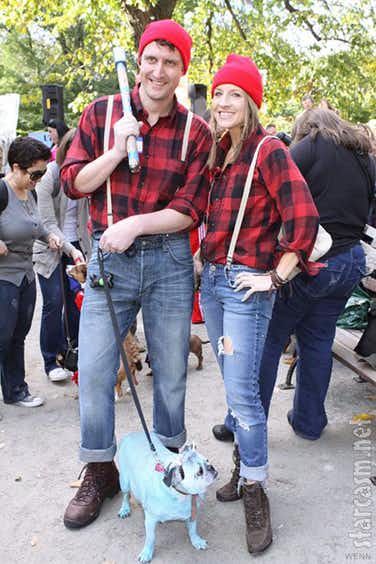 It's the most SPOOKTACULAR time of the year! Female Lumberjack, Lumberjack Halloween, Lumberjack Costume, Halloween Costume Couple, Easy Couple Halloween Costumes, Easy Couples Costumes, Babe The Blue Ox, Meme Costume, Paul Bunyan