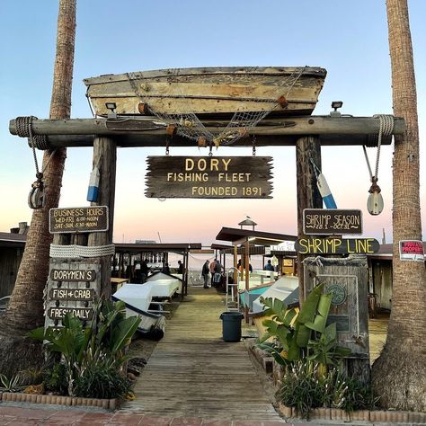 Newport Beach, CA on Instagram: “Dory Fishing Fleet, Fish Market at the base of the Newport Pier! 🐟 From Andy Bowden @bowden.andy #doryfishingfleet #lifesabeach…” Fish Shop Design Interiors, Fish Shop Aesthetic, Fish Monger Shop, Fish Pond Restaurant, Fish Market Architecture, Beer Garden Design, Dory Fish, Creek Ideas, Cash Counter