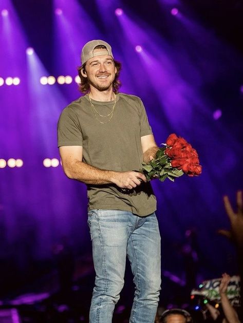 Morgan Wallen With Roses, Hot Morgan Wallen Photos, Funny Morgan Wallen Pictures, Famous Country Singers, Best Country Singers, Celebrity Updates, Country Singer, Morgan Wallen