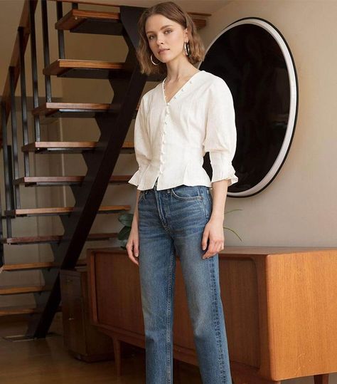 When it comes to blouses, try an architectural style with some volume to balance out the slim jeans. Pretty Summer Tops, Business Casual Jeans, Jeans Blouse, Pixie Market, Look Jean, Daily Fashion Inspiration, Womens Denim, 2019 Fashion, Cinched Waist