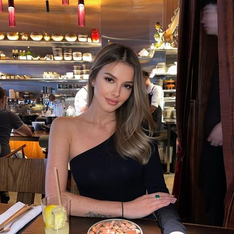 Pictures In A Restaurant, Birthday Dinner Picture Ideas, Restaurant Food Pics, Dinner Photos Instagram, Makeup For Dinner, Pose With Food, Marisa Core, Poses In Cafe, Restaurant Picture Ideas