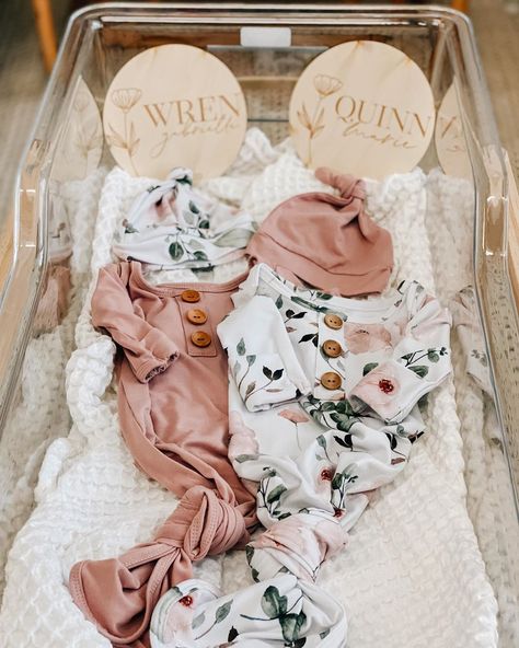 Might just be the cutest TWIN announcement ever!!! 💕 I love the idea of mixing and matching the prints and solids... and can we just have a… Twin Baby Girls Newborns, Name Announcement Ideas, Baby Girl Name Signs, Twin Girl Outfits, Newborn Hospital Outfit Girl, Mommy And Me Hospital Outfits, Twin Announcement, Maternity Robes, Birth Announcement Pictures