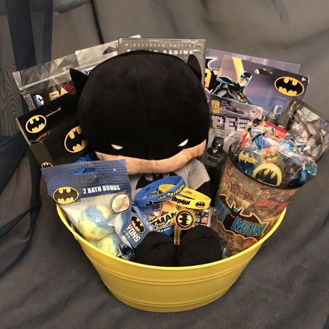 Batman Birthday Gifts For Boyfriend, Batman Valentines Basket, Batman Birthday Gift Ideas, Batman Boo Basket, Mexican Candy Gift Basket, Valentines Gift Basket Ideas Friends, Batman Bf Gifts, Batman Themed Gifts For Boyfriend, Batman Basket For Bf