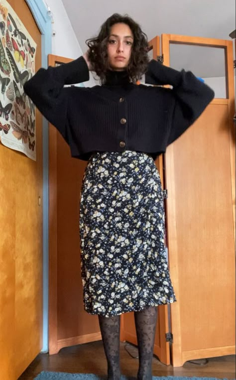 Dark Floral Skirt Outfit, Floral Slip Skirt Outfit, Long Floral Skirt Outfit Winter, Black Cardigan Skirt Outfit, Floral Skirt Outfits Winter, Floral Punk Outfits, How To Style Patterned Skirt, Floral Skirt Fall Outfit, Floral Black Skirt Outfit