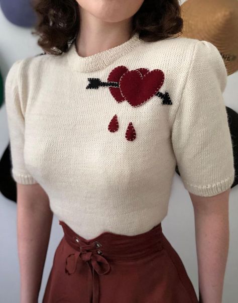 Knitted Dress Outfit, 1940s Looks, 1940s Women, First Day Of Autumn, 1940s Outfits, Knit Sweater Outfit, Vintage Knitwear, Knitted Heart, 1940s Style