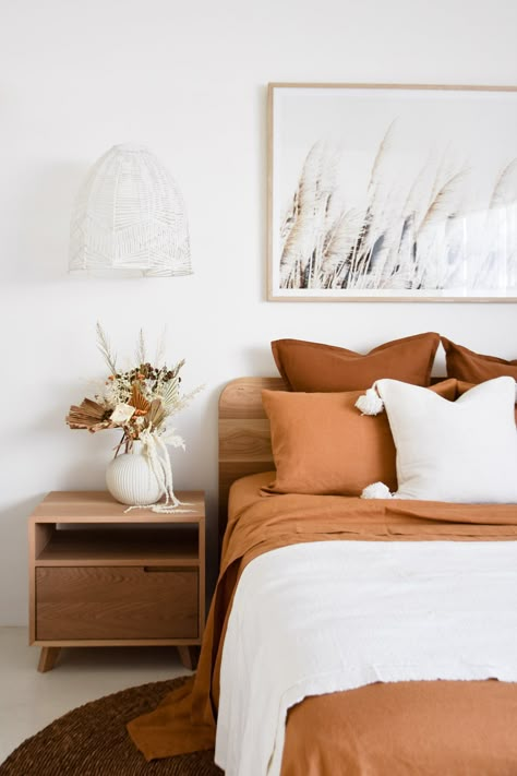 Rust Colored Sheets, Rust And Terracotta Bedroom, Rust Sheets Bedding, Bedroom Decor With Wooden Bed, Rust Colored Bedroom Decor, Earthy Bedroom Terracotta, Rust Colour Bedroom, Bedroom Inspirations Terracotta, Terracotta Sheets Bedroom