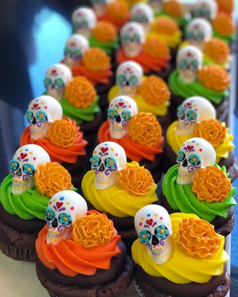 Sugar Skull Cupcakes, Day Of The Dead Cupcakes, Dia De Los Muertos Cake Ideas, Sugar Skull Birthday, Dia De Los Muertos Party Ideas, Sugar Skull Party, Skull Cupcakes, Pasteles Halloween, Dia De Los Muertos Decorations Ideas