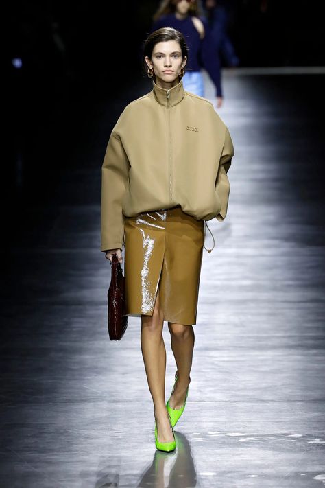 Gucci Spring, Leather Colors, Couture Outfits, Skirt Trends, Gucci Fashion, Runway Trends, Sport Chic, Spring Summer 2024, Large Fashion