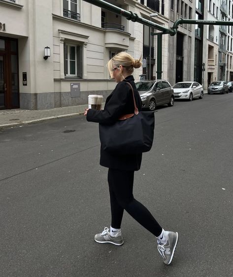 Black Le Pliage Outfit, Le Pilage Tote Outfit, Work Tote Bag Outfit, Work Tote Bag Aesthetic, Longchamp Work Bag, Longchamp Outfit Casual, Big Tote Bag Outfit, Longchamp Tote Bag Outfit, Long Champ Bag Aesthetic