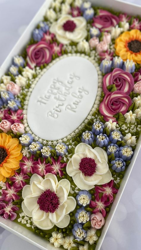 Tickled Fancies on Instagram: "SUNFLOWERS Another pretty traybake, this one had sunflowers requested 🌻 Hope you’re all managing to stay cool in this gorgeous weather…" Pastel, Traybake Cake, Flower Cake Design, Cake Decorating Flowers, Sheet Cake Designs, Pull Apart Cupcake Cake, Rectangle Cake, Beautiful Cake Designs, Cupcake Cake Designs