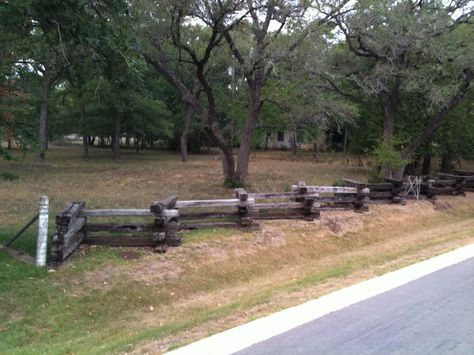 Southern Cross Railing, Railroad Tie Fence Ideas, Rail Road Tie Fence, Cross Buck Fence Diy, Railroad Tie Fence Post, Rail Fence With Horse Shoes, Railroad Tie Fence, Fence Along Road, Snake Fence