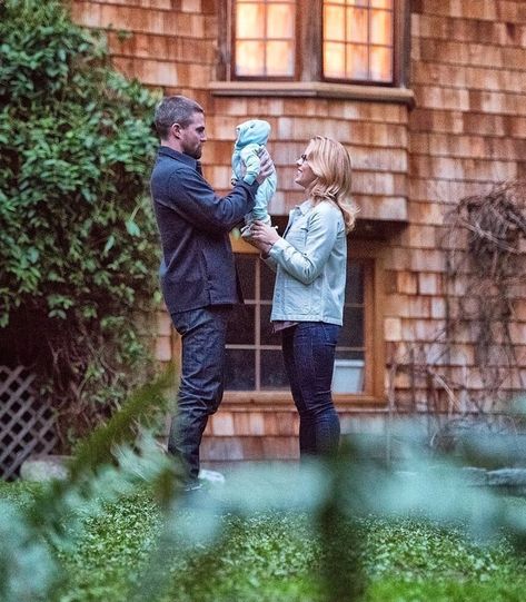 Oliver Queen & Felicity Smoak and Baby Mia Smoak-Queen Felicity Smoak Pregnant, Oliver Queen And Felicity Smoak, Heroes Wallpaper, Oliver Queen Arrow, Oliver Queen Felicity Smoak, Arrow Oliver And Felicity, Arrow Felicity, Arrow Cast, Arrow Verse