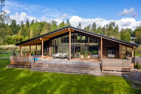 Passionate about wood – this is the log home of Linda, Christian, My and Lily - Honka Honka House, Modern Log House, Modern Log Home, Scandinavian Architecture, Orange Bathrooms, Open Living Area, Holiday House, Yellow Walls, Wooden House