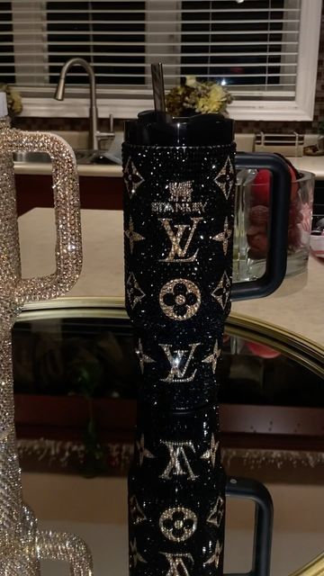 Rhinestone Things, Bedazzled Cups, Country Birthday Cakes, Baddie Pfps Aesthetic, Copo Stanley, Stanley Products, Fancy Cup, Bling Tumbler, Trendy Water Bottles